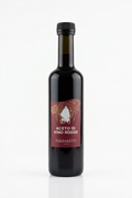 Bottiglia di Aceto di Vino Rosso Ferraretti su sfondo bianco